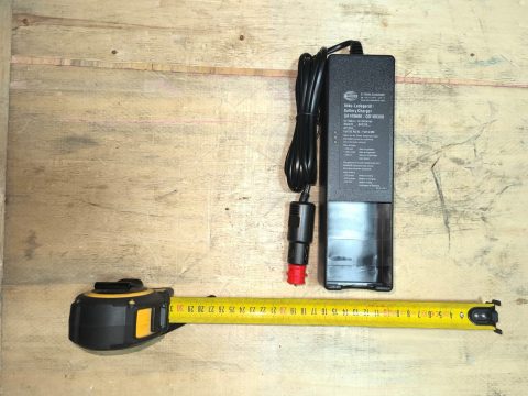 Зарядное устройство для батареи HBC Radiomatic BA225030 (автомобильный разъем)